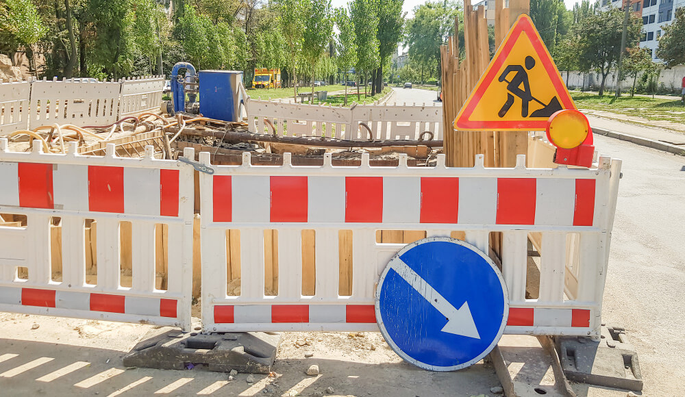 L’importance des panneaux de signalisation pour renforcer la sécurité sur les chantiers 