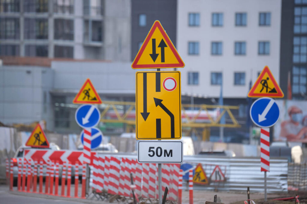 L’importance des panneaux de signalisation pour la sécurité sur les chantiers 